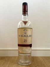 La bottiglia vuota Macallan 25