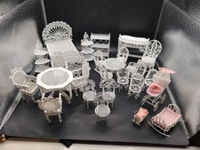 Mobili casa delle bambole vintage filo bianco set 26 pezzi, letto, tavoli, sedie ripiani 