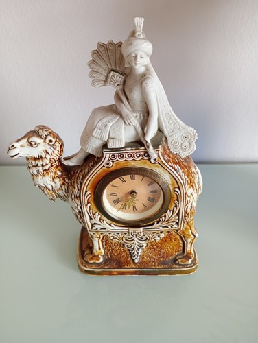 Orologio sveglia con statuetta