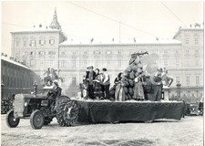 1956 TORINO Carnevale - Sfilata dei carri allegorici davanti a Palazzo Reale 