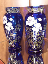 2 vasi antichi vetro lavorato in rilievo colore ble con fiori chiari