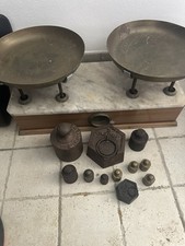 Antica bilancia a 2 piatti in