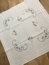 Centro tavolo o tovaglia da te con ricami elaborata a mano Con Viòle Vintage