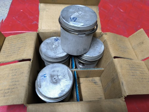 Kit pistoni motore - 4, per