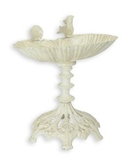 Una vasca per uccelli in ghisa