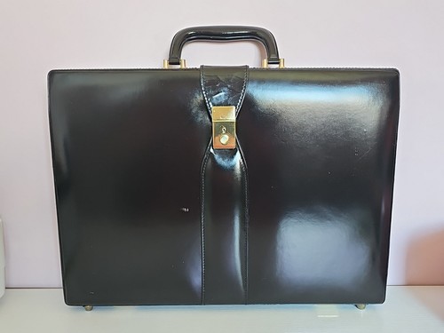 Valigetta vintage nera attacco