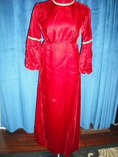 Abito Audrey Hepburn in velluto rosso di proprietà e indossato dalla stilista Sydney Guilaroff