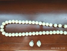 BIGIOTTERIA VINTAGE PARURE COLLANA IN SINTETICA IVORINA E ORECCHINI A CLIP.