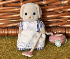 Sylvanian Families Calico Mrs Bassett cane hotel cameriera pulitore figura e hoover