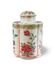 Teiera in porcellana cinese, rosa famiglia, periodo Yongzheng. c. 1730.