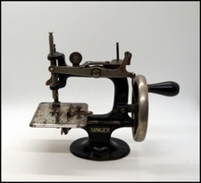 Antica macchina da cucire in