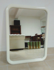 Specchio da parete in cristallo con cornice bianca dagli angoli arrotondati