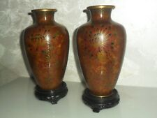 COPPIA DI GRANDI VASI CINESI CLOISONNE CON BASE IN LEGNO CM.27