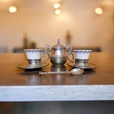 Tazzine da caffè e zuccheriera vintage