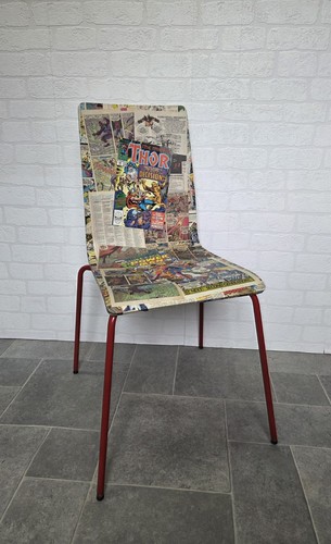 Sedia decorata con fumetti