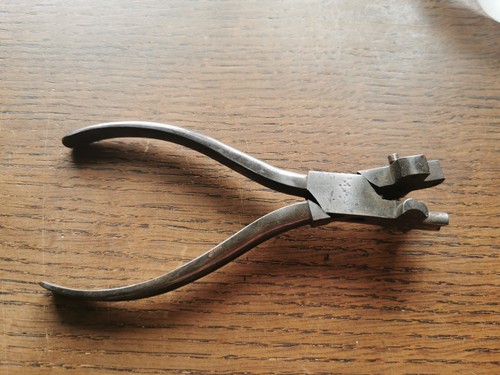 Pinza punzonatrice con gancio