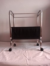 Portariviste anni '60 in Acciaio & pelle, con ruote. L 55, H 42, Profondità 22