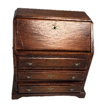 Scrivania vintage in legno con piano inclinato per casa delle bambole.