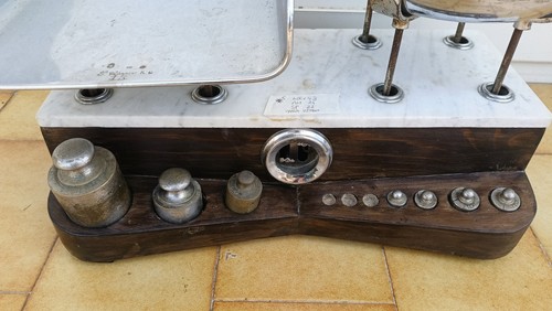 Bilancia due piatti vintage - due,