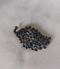 Spilla Azzura E Metallo Dorato a forma di pavone. Colori lucenti e vivaci