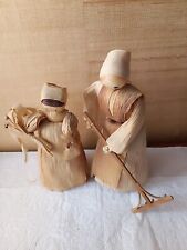 Due bamboline realizzare con foglie di mais 