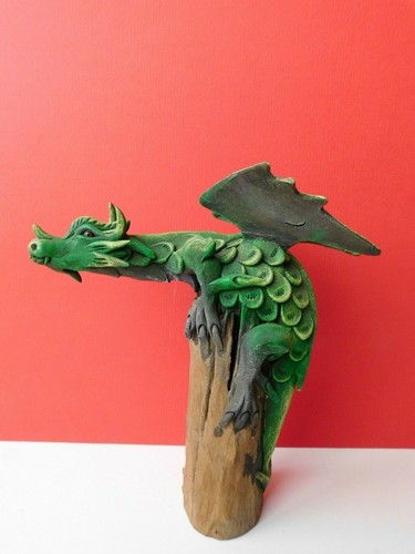 Figura drago alato su - figura,