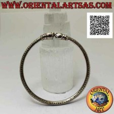 Bracciale rigido ad anello in argento 925‰ con intreccio inciso e teste di salmo
