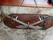 Spade Sciabole Ornamentali Vintage Su Pannello Di Legno 