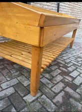 Banco da frutta per mercati in legno massello con doppio ripiano a doghe.