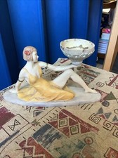 Statuina in ceramica italiana di una signora art deco che tiene una ciotola. Dipinto a mano