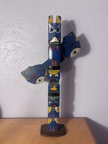 Totem legno intagliato a - totem, in