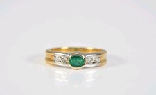 Anello Oro Giallo 18K con Smeraldo 0.70 ct e 4 Diamanti Princess 0 20ct circa 