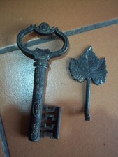 Vecchio cavatappi in metallo a forma di chiave