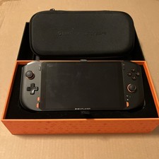 OneXPlayer Mini 6800U con custodia protettiva