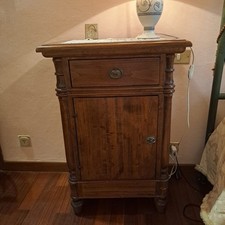 Camera da letto. Letto In Ferro Battuto, Con Rete A Doghe Due Comodini Identici.