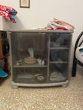 Tavolino TV grigio con ruote e vetro