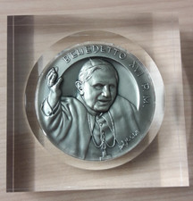 FERMACARTE in plexiglass  con all'interno MEDAGLIA di BENEDETTO XVI -Loreto 2007