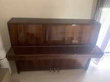 pianoforte verticale petrof