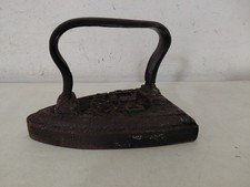 Ferro da stiro antico in ghisa