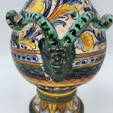 Vaso in maiolica dipinto a