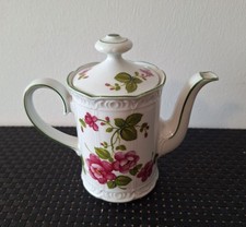 Brocca in porcellana di