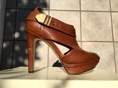 Scarpe stivaletti con tacco