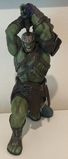 STATUA GIGANTE GENTILE HULK