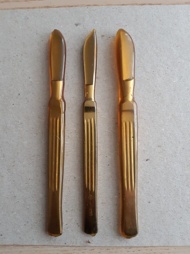 Tre strumenti chirurgici
