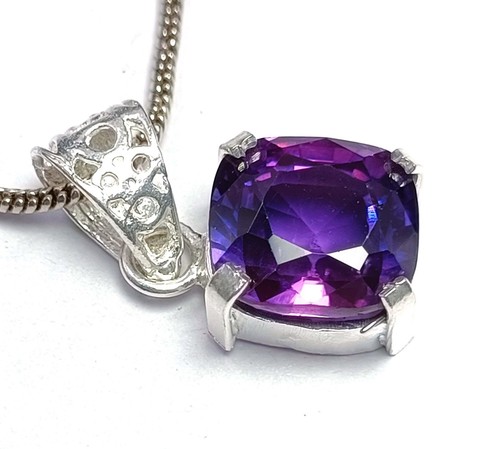 Ciondolo cuscino zaffiro viola
