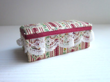 Fondoletto Casa Bambole-Mobile Legno 1:12 Foderato-Seduta con Stoffa Imbottita