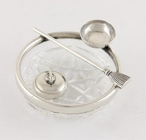 Antico piatto con spille - , e
