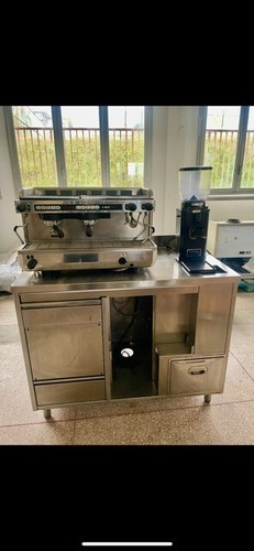 Macchina del caffe con banco - del,