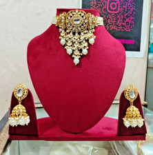 Collana da sposa elegante indiana tradizionale piena di perle bianche con Jumka.