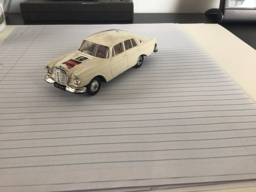 Mercedes 220 aletta posteriore